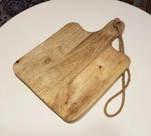 Planche à découper incurvée avec corde de suspension, surface épaisse et lisse, idéale pour couper, servir et décorer la cuisine de manière rustique - Product Image 2