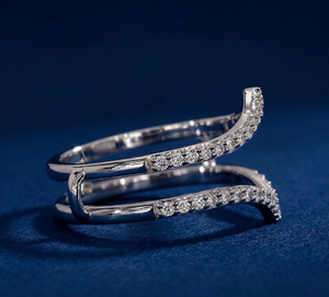 Bague de mariage en or 14 carats style chevron avec diamant de laboratoire 0,37 carat taille brillant rond clarté VVS1-VVS2 plaqué rhodium - Product Image 2