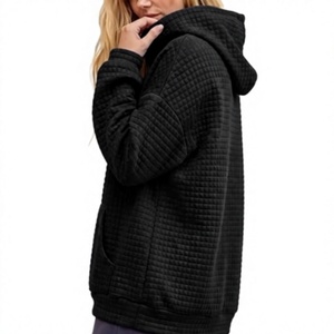 Sudadera con Capucha de Punto Waffle para Mujer, MOQ Bajo, Envío Inmediato, Negra, Oversize, Texturizada, con Bolsillo, Etiqueta Personalizada, Venta al por Mayor - Product Image 4