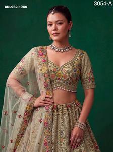 Hermoso Conjunto Lehenga de Seda Gadhwal con Hilo de Flores Coloridas, Cristales, Perlas, Lentejuelas y Diamantes de Circonio, a Precio de Mayoreo - Product Image 3