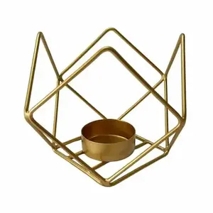 Porte-bougies en métal de qualité luxueuse, parfaitement conçus par KHOOSI OVERSEAS, fonctionnent magnifiquement dans les environnements lumineux et ombragés. - Product Image 1