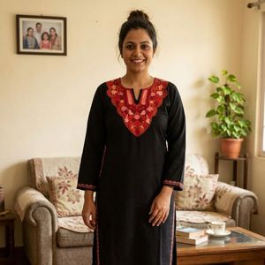 Kurti noir traditionnel du Cachemire avec broderie Aari sur le col, style statement - Product Image 2