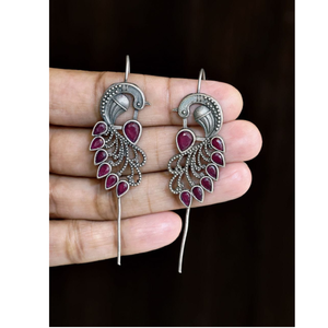 ต่างหูเงินออกซิไดซ์ลายยูนิคแบบนกยูงประดับด้วยพลอยสีชมพูเข้ม งานแฮนด์เมดสไตล์โบโฮวินเทจ - Product Image 3