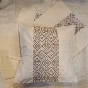 Housse de coussin carrée moderne tuftée lavable en polyester/coton, style hôtelier, avec pompons, 45x45cm, tissée à la main, style bohème - Product Image 1