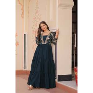 Robe de bal longue brodée de sequins effet fleurissant, ornée de perles de cristal et de plumes - Product Image 2