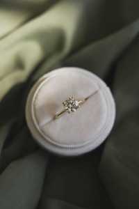 แหวนหมั้นเพชรทรงกลม 1.5 กะรัต เพชรเพาะเลี้ยงในห้องปฏิบัติการ ทองคำแท้ 14K แบบโซลิแทร์ 4 กรงเล็บ สำหรับขอแต่งงาน แหวนแต่งงาน ขายส่ง - Product Image 3
