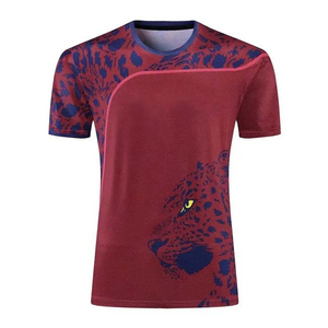 T-shirt à manches courtes pour homme, imprimé léopard rouge, coupe sportive, col rond, en polyester tricoté, séchage rapide - Product Image 1