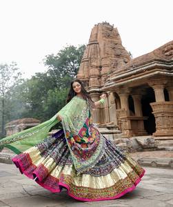 Vestido Lehenga Choli Dupatta para Mujer de NiMa Creations, Estampado Digital, Reversible, Mezcla de Seda, Tradicional, Largo hasta el Suelo, para Fiestas y Bodas - Product Image 3