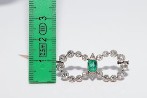 เข็มกลัดแต่งงานเพชรโมอิสซาไนต์ทรงโอลด์คัททองคำโบราณ 14k ประดับมรกต เงินแท้ 925  รับรองโดย IGI น้ำหนักรวม 2.90 กะรัต - Product Image 2