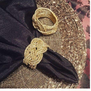 แหวนผ้าเช็ดปากสีทองหรูหราประดับคริสตัลและตกแต่งด้วยผ้าสีครีม มีจำหน่ายในราคาขายส่ง - Product Image 5