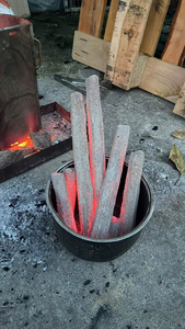 Briquettes de charbon de bois de sciure de bois dur de qualité supérieure du Vietnam, fabriquées à la machine, combustible sans fumée pour barbecue, types en morceaux et en bâtonnets, meilleure qualité pour l'exportation - Product Image 4