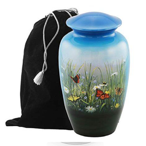 Urna suave de color verde salvia con delicados mariposas y flores. Un tributo suave y encantador. Disponible a precios de mayorista. - Product Image 4