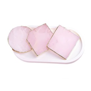 Juego de posavasos de resina rosa estilo mármol para exhibir, regalar y entretener invitados, decoración elegante y lujosa para la mesa del hogar, para usar con café o té. - Product Image 1