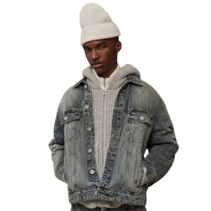 Veste en jean vintage pour homme avec un design élégant, un tissu durable et des détails de boutons classiques pour un look décontracté moderne - Product Image 5