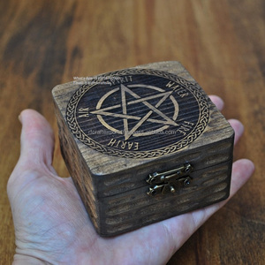 Caja de madera de pino Vegvisir grabada a mano para fanáticos vikingos para anillos de boda pequeños runas regalo de joyería religiosa personalizada - Product Image 2