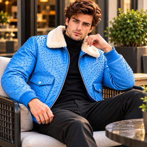 Veste en cuir élégante pour homme avec effet clouté, col en fourrure de mouton douce, fermeture éclair et style motard moderne pour l'hiver - Product Image 1