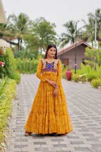 Robe spéciale Navratri en faux georgette Flair de 9 mètres, avec broderie de designer, travail de fils et de miroirs véritables, et dentelle Kodi. - Product Image 2