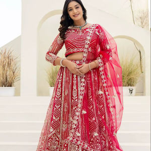 Ensemble Lehenga Choli traditionnel indien en tissu papillon, orné de sequins et de broderies, avec dupatta, idéal pour les mariages et le Diwali - Product Image 1