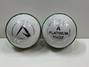 Pelota de Grillo Roja Cuero Totalmente Cosido a Mano 5,5 oz - Product Image 2