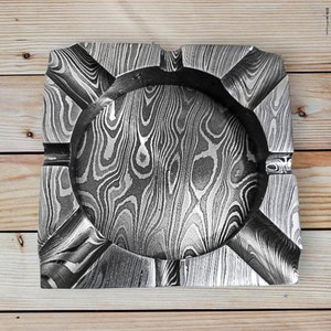 Cenicero Artesanal de Acero de Damasco, Cenicero Metálico Hecho a Mano, Cenicero Decorativo Resistente al Óxido, Regalo para Fumadores - Product Image 1