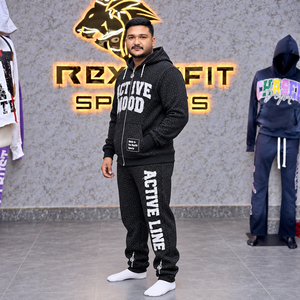 Ensemble de survêtement noir personnalisé pour homme avec capuche, entièrement orné d'appliques en strass, veste zippée en polaire à séchage rapide et pantalon de jogging, avec étiquette - Product Image 2