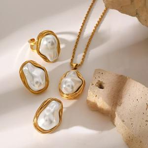 Ensemble de bijoux unisexe tendance en acier inoxydable plaqué or 18 carats avec collier et boucles d'oreilles, bague ouverte imitation perle, cadeau de mariage - Product Image 2