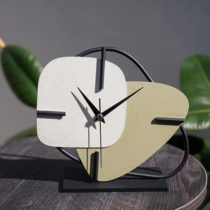 Horloge de bureau géométrique minimaliste en résine et métal, fonctionnant à piles, mouvement à quartz, affichage à aiguilles - Product Image 5