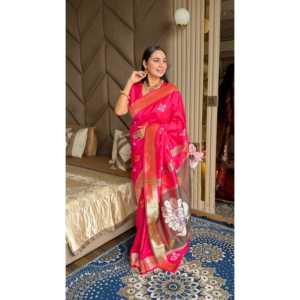 Sari Patola de Seda Suave Rosa con Borde de Zari Dorado y Pallu de Pavo Real con Motivos Meenakari, Vestido de Novia - Product Image 4