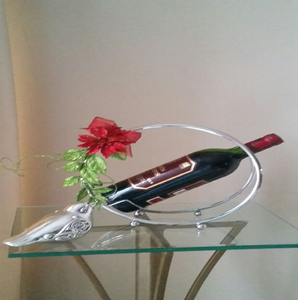 Porte-vin en cuivre avec décorations en spirale, ornements en forme de feuilles et poignée enroulée, disponible à prix de gros. - Product Image 6