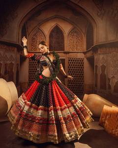 Lehenga Choli Patta en coton mousseline imprimé, avec travail de miroirs et dentelle Lampi, longueur ras du sol, prêt-à-porter spécial Navratri - Product Image 1
