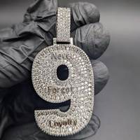 Colgante de Moissanita VVS con Número, Plata 925, Amuleto de la Suerte con 9 Letras Totalmente Personalizables, Grabado de Texto, Colgante Hip Hop, Regalo