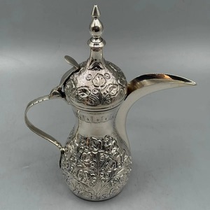 Pot à café arabe en métal Dallah avec bec courbé et couvercle - Product Image 5