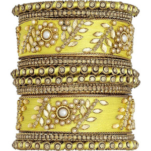 Ensemble de bracelets Chuda pour femmes, plaqué or, style traditionnel, orné de velours et de détails Ghungroo Latkan - Product Image 1