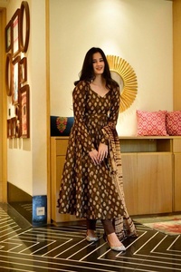 Kurta en viscose, soie et satin, imprimé numérique, avec détails en tissu, style PERT, en coton et soie, taille unique, entièrement cousu, pour soirée - Product Image 2