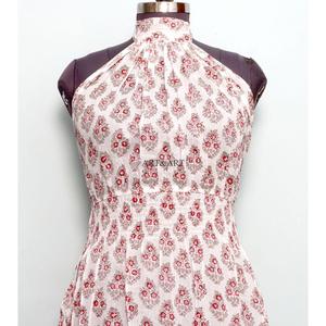 Robe longue d'été décontractée pour femme, style moderne, imprimé floral, dos nu, col halter, légère, idéale pour les vacances à la plage - Product Image 3