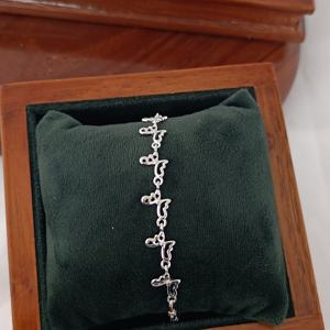 Bracelet à maillons classique et délicat pour femme, finition rhodiée, avec pendentif papillon minimaliste - Product Image 1