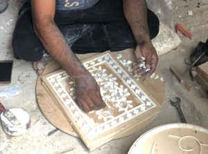 Plateau de service en bois personnalisé de haute qualité, fabriqué à la main, en bois naturel écologique pour la maison ou un restaurant ou un hôtel - Product Image 4