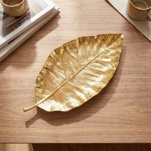 Plateau décoratif en laiton doré en forme de feuille avec poignée, plat de service artisanal moderne en métal - Product Image 3