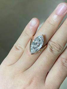 Bague de fiançailles en or avec diamant solitaire taille marquise de 5 carats, monture ouverte avec sertissage partiel, certifiée IGI - Product Image 1