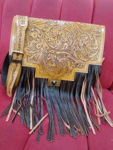 Sac bandoulière unisexe en cuir de vachette occidental, motif floral solitaire gravé à la main, 20-36L, étanche, antivol, en stock - Product Image 1