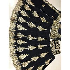 Atractivo Lehenga Choli con Bordado en Georgette y Dupatta en Negro - Product Image 1