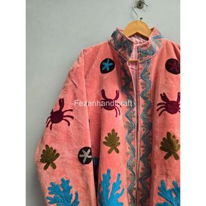 Chaqueta de Forro Polar Bordada para Mujer Fezanhandicraft, Color Coral, Bordado a Mano con Patrón de Cangrejo, Cuello Mao, Manga Larga - Product Image 4