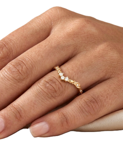 Nouveautés en gros : Bague de fiançailles en or massif 9K 10K, bague empilable délicate motif chevron, alliance minimaliste avec diamant de laboratoire rond - Product Image 6