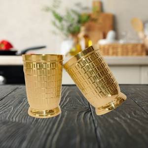 Verre à eau en laiton fait main, design épuré, idéal pour la maison, le bureau, l'hôtel, le restaurant, le bar, la cuisine, les mariages, ou comme cadeau. - Product Image 6
