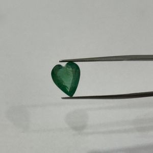 Excellente Pierre Précieuse Naturelle Émeraude Zambienne Coupe Cœur 4,06 Carats Verte Qualité AAA avec Légères Inclusions Naturelles - Product Image 4