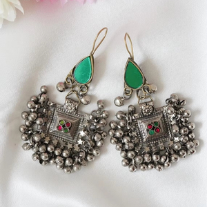 Pendientes de Moneda Tribal Afgana Kuchi Vintage, Hechos a Mano en Tono Plateado con Patrones Tradicionales en Relieve - Product Image 1