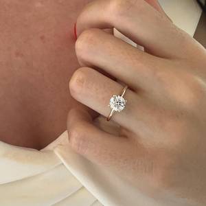 Anillo de Compromiso con Diamante Cultivado en Laboratorio, Corte Brillante Redondo de 1 Quilate, Oro Amarillo de 14k, Anillo Solitario Minimalista de 4 Puntas, Certificado IGI - Product Image 1