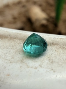 มรกตแท้จากแซมเบีย 0.64 กะรัต สีเขียวเข้ม รูปทรงสามเหลี่ยม ทรงทริลเลียน คัท พลอยเม็ดเดี่ยว - Product Image 3