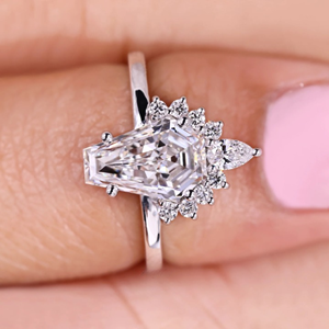 Anillo de compromiso y boda para mujer con diamante marquise de 2.24 ct cultivado en laboratorio de alta calidad, engaste de púas en oro amarillo de 14k - Product Image 4