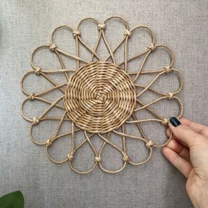 Sous-plat élégant en rotin naturel en forme de fleur, tressé à la main, pour table de salle à manger, décoration d'événements et de mariages - Product Image 4